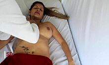 MILF latina recibe un masaje sensual y un final feliz