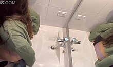 Un cuplu amator se bucură de sex în public în baie