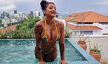 MILF amatoare de culoare Mariana Martix se bucură de sex anal într-un videoclip făcut acasă