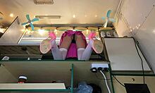 Bruneta de 18 ani își arată ciorapii la serviciu pentru distracție